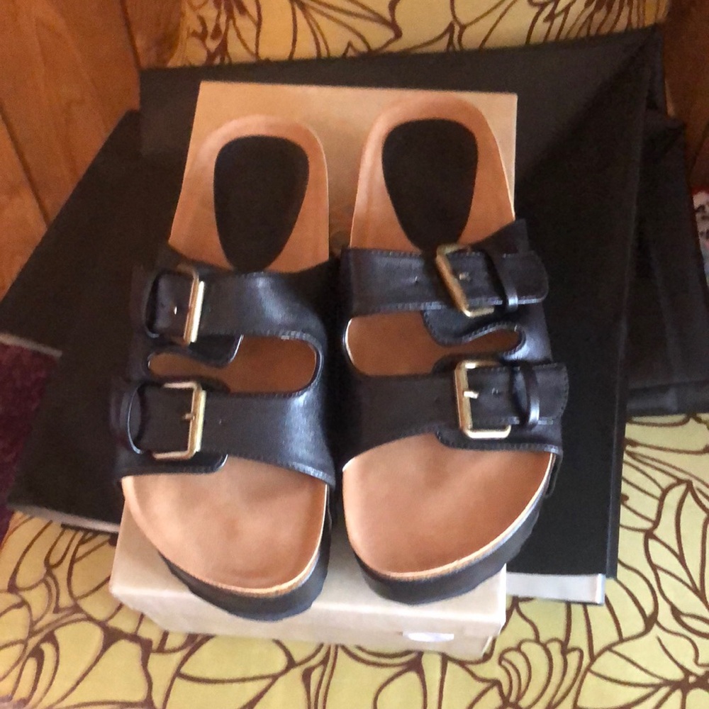 New pair of Women’s Shoes 👞 Size 5